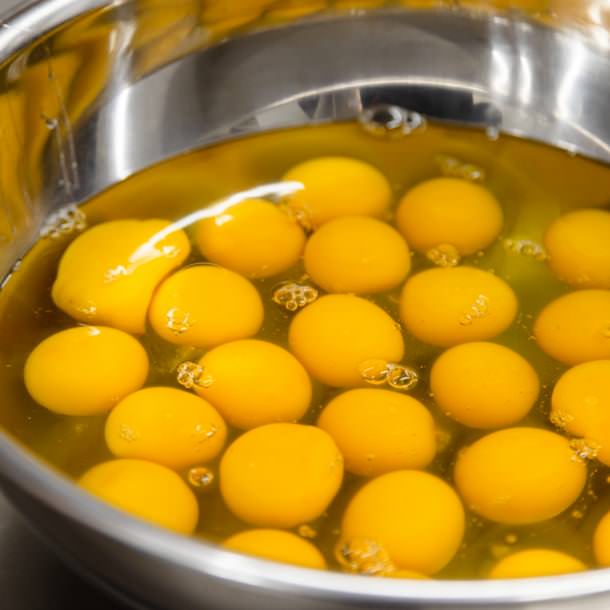 ボールいっぱいの卵の黄身