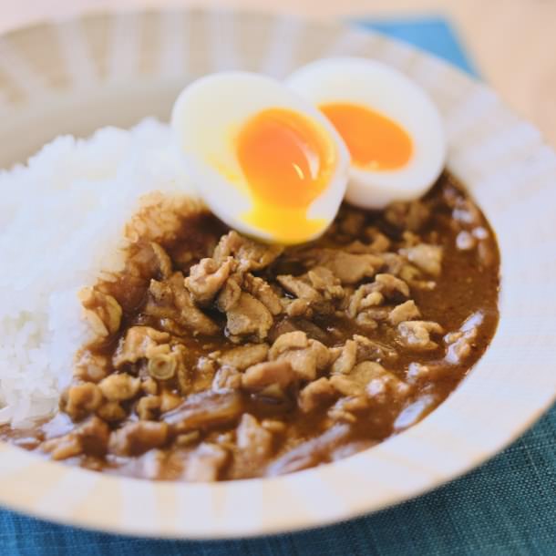 トッピングに卵がのったカレー