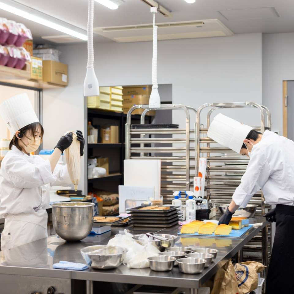 作業場にいるパティシエ2名