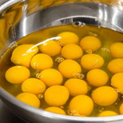 ボールいっぱいの卵