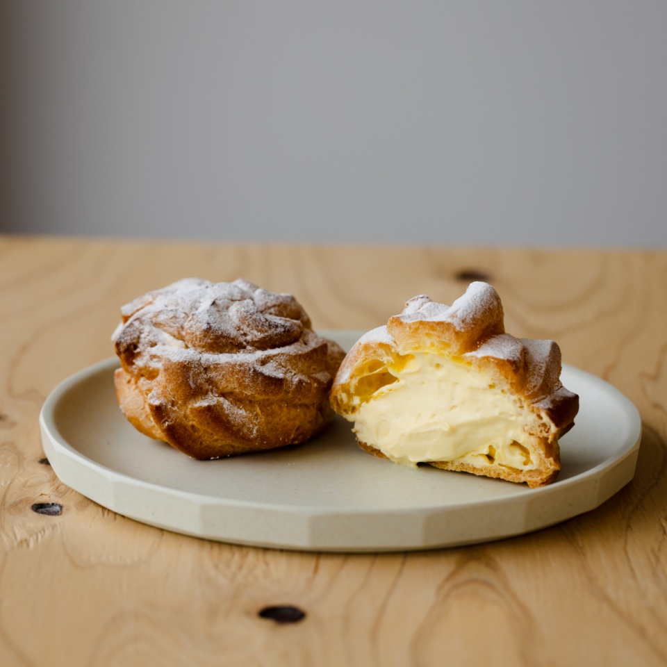 カスタードクリームが入ったシュークリーム