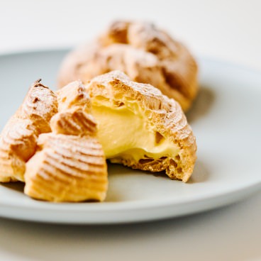 カスタードクリームが入ったシュークリーム