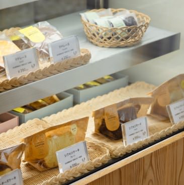 ショーケースに並んだマドレーヌとシフォンケーキ