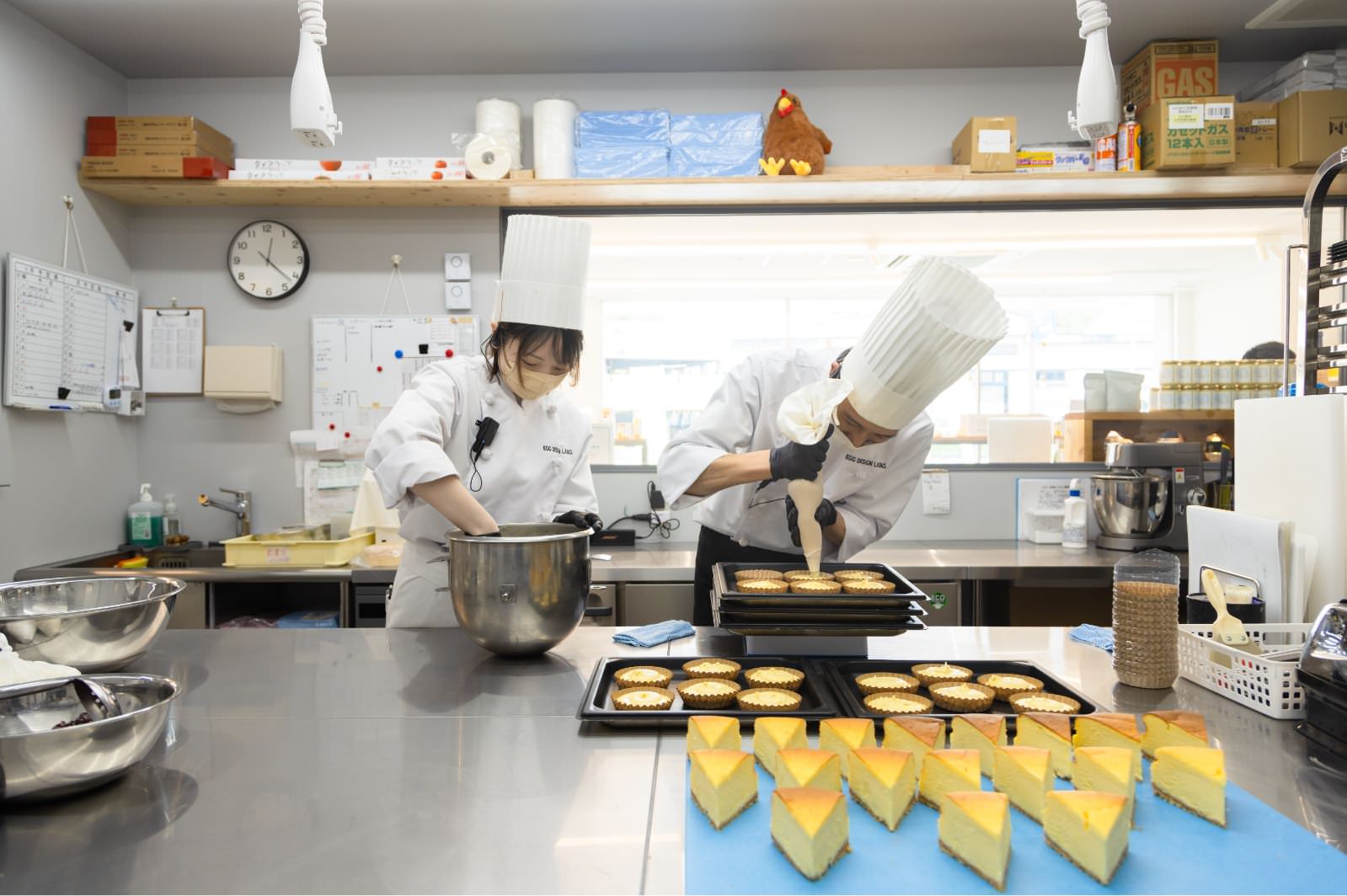 作業場にいるパティシエ2名