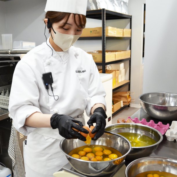 こつこつと割卵